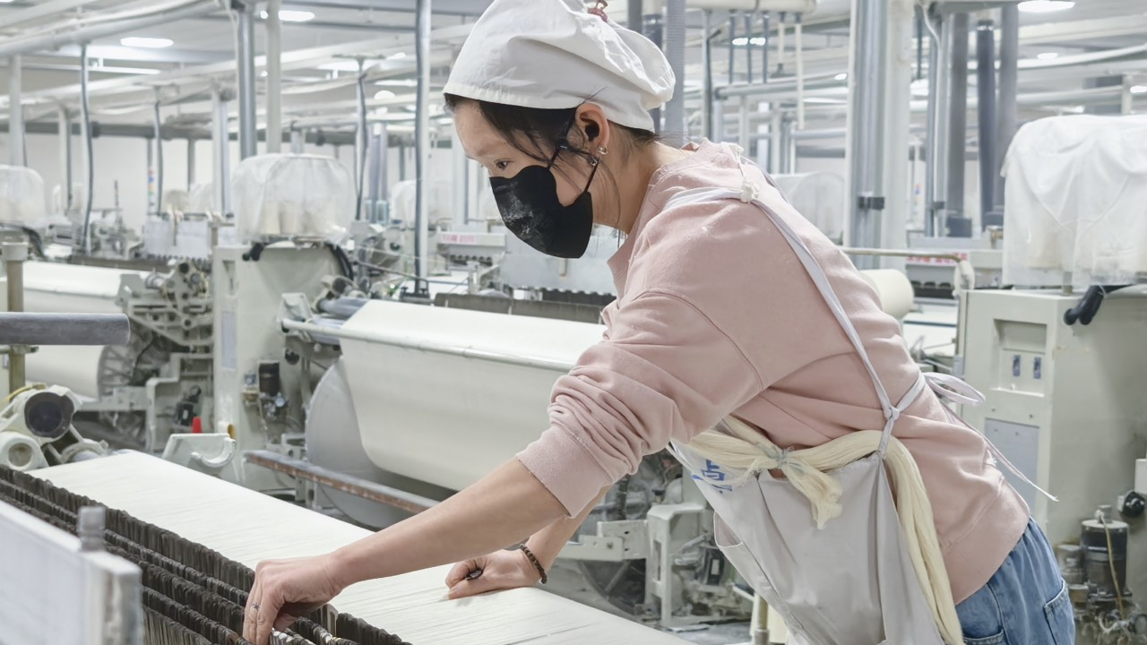 接线工变身“机器管家”：看乐至纺织人的智慧转身