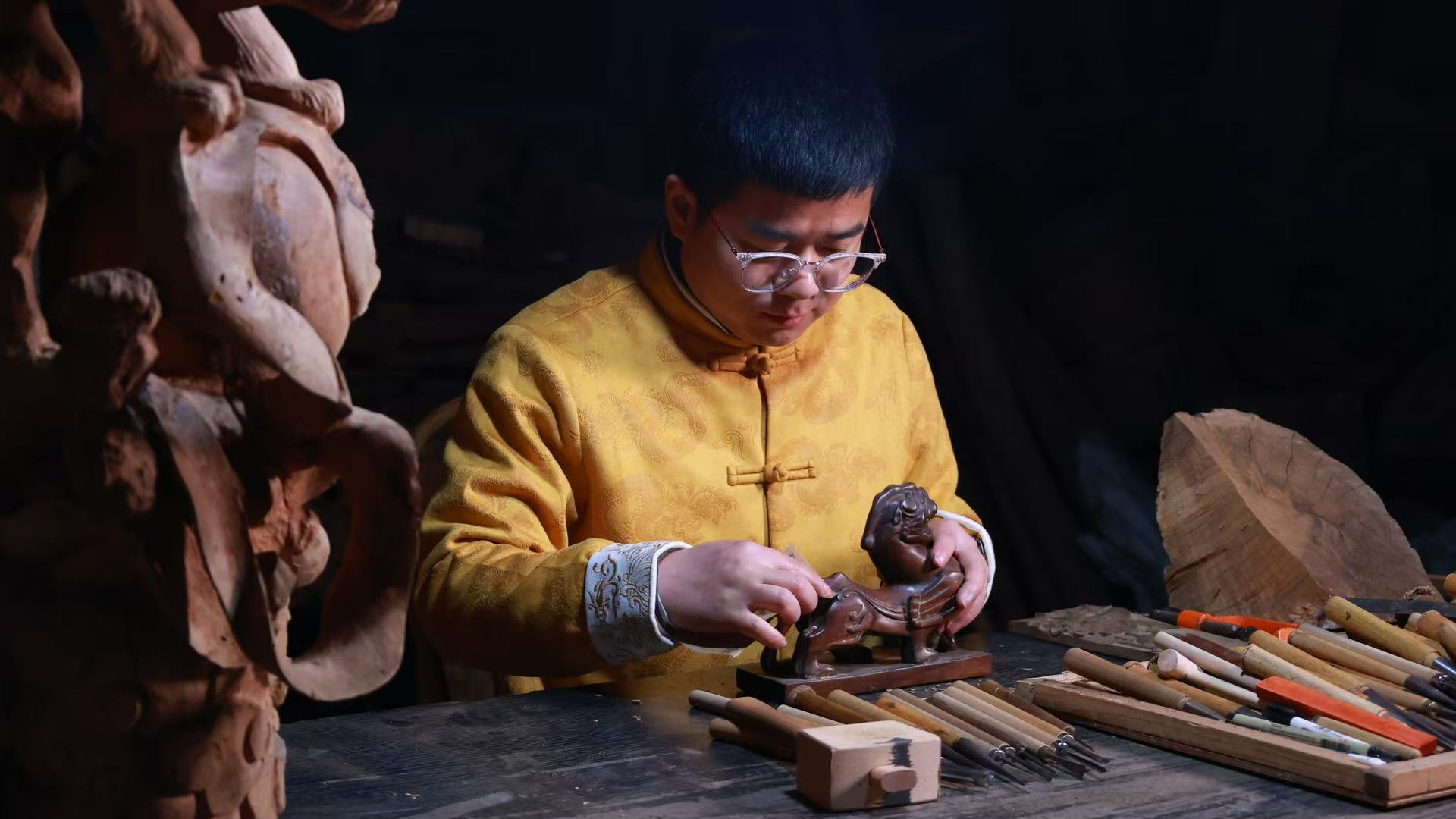 “非遗木雕+航天科技” 成都木雕师与博主用复刻月壤一周造出“月壤沙漏”