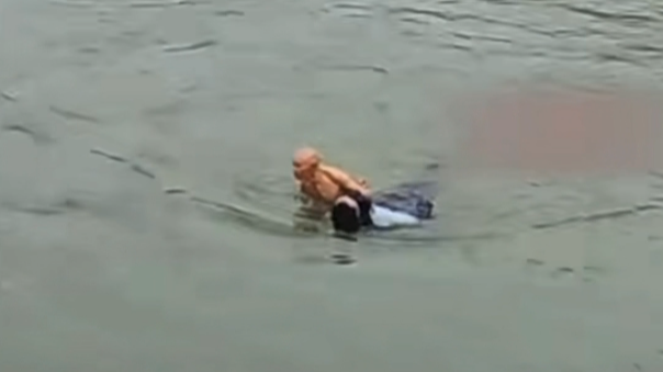 央媒看四川｜男子不慎落水，71岁成都老人刘桂元跳入冰河救人！