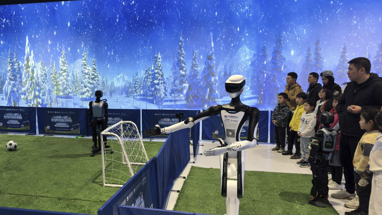 迈向“应用场”！“成都造”机器人“出差”冰雪大世界