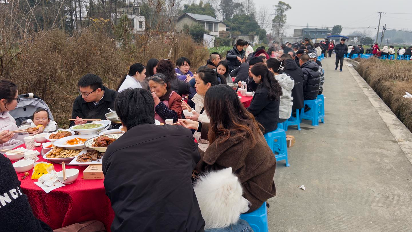 成都博主粉丝破百万后办了场坝坝宴：把村里老人、粉丝、品牌方凑到了一起……