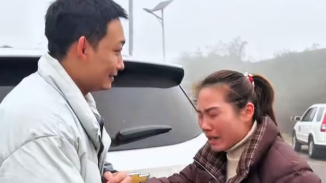 乐山：男子驾车落水后被小伙救起 夫妻二人含泪致谢