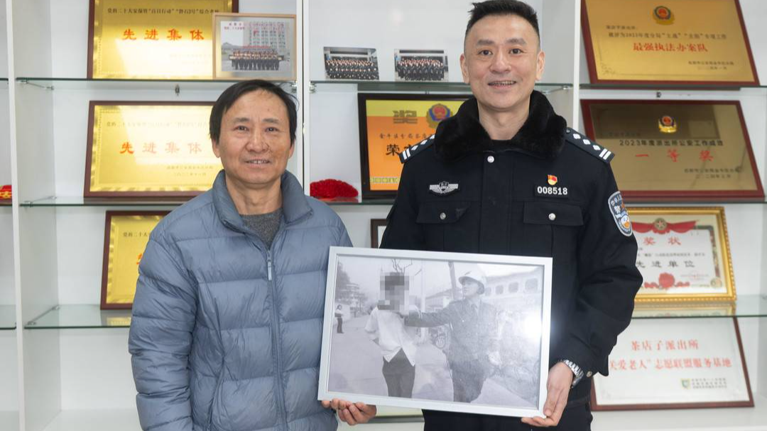 时光礼物！寻访老照片背后的故事：26年前成都街头抓“贼娃子”的警察找到了！｜看见正能量