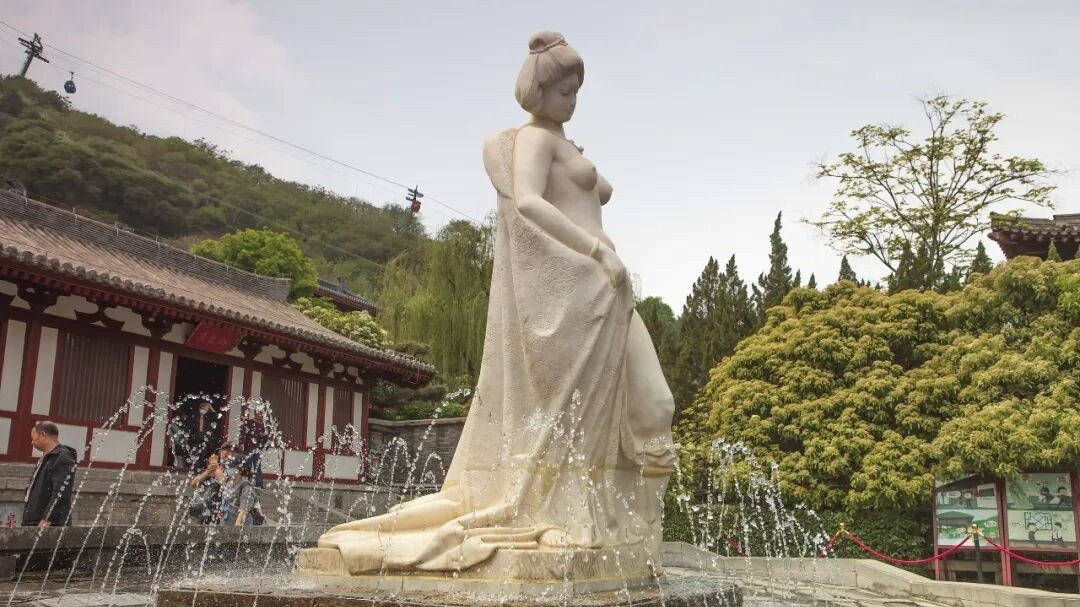 一有反对就紧张，一有争议就拆除，警惕“贵妃出浴”雕像争议背后的审美围剿