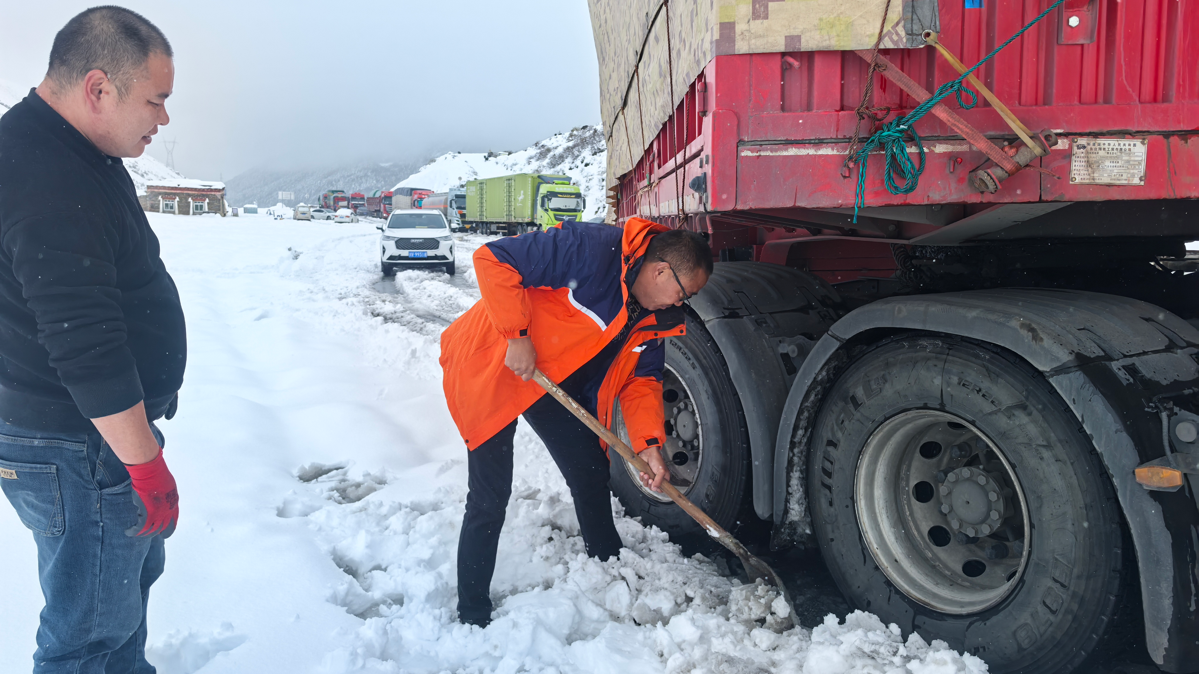 30年风雪护山路！折多山公路养护工王康洪：用短视频为游客点亮平安路