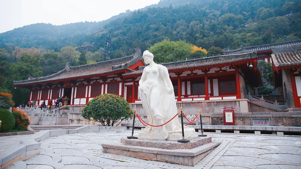 雕像雅不雅，该听谁的话？