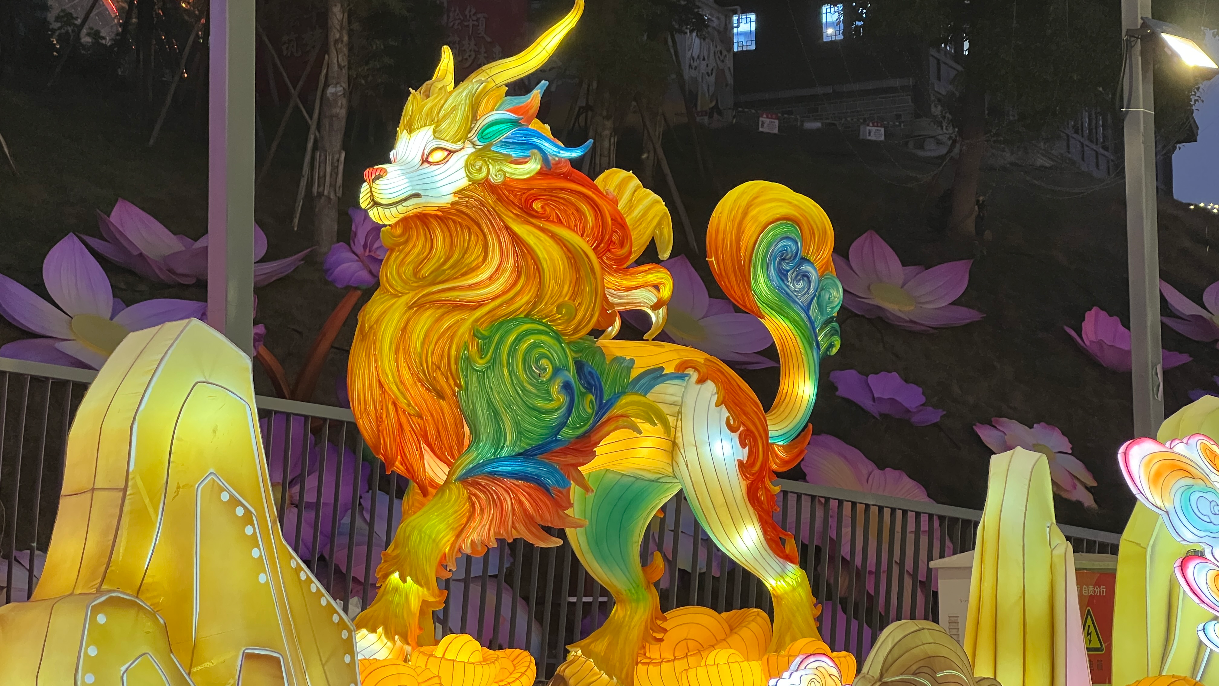 三种常见材质首现四川自贡灯会 60岁非遗工匠“不服老”每年都有“烧脑创意”