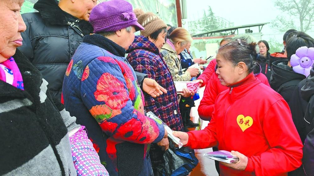 南充：退休阿姨变身“社区管家” “西兴大妈”志愿服务温暖人心