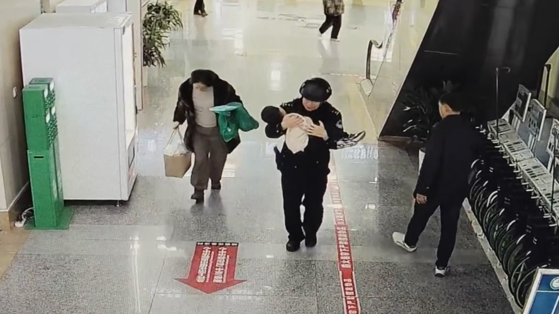 救孩子！成都民警“跑”出“生死时速”