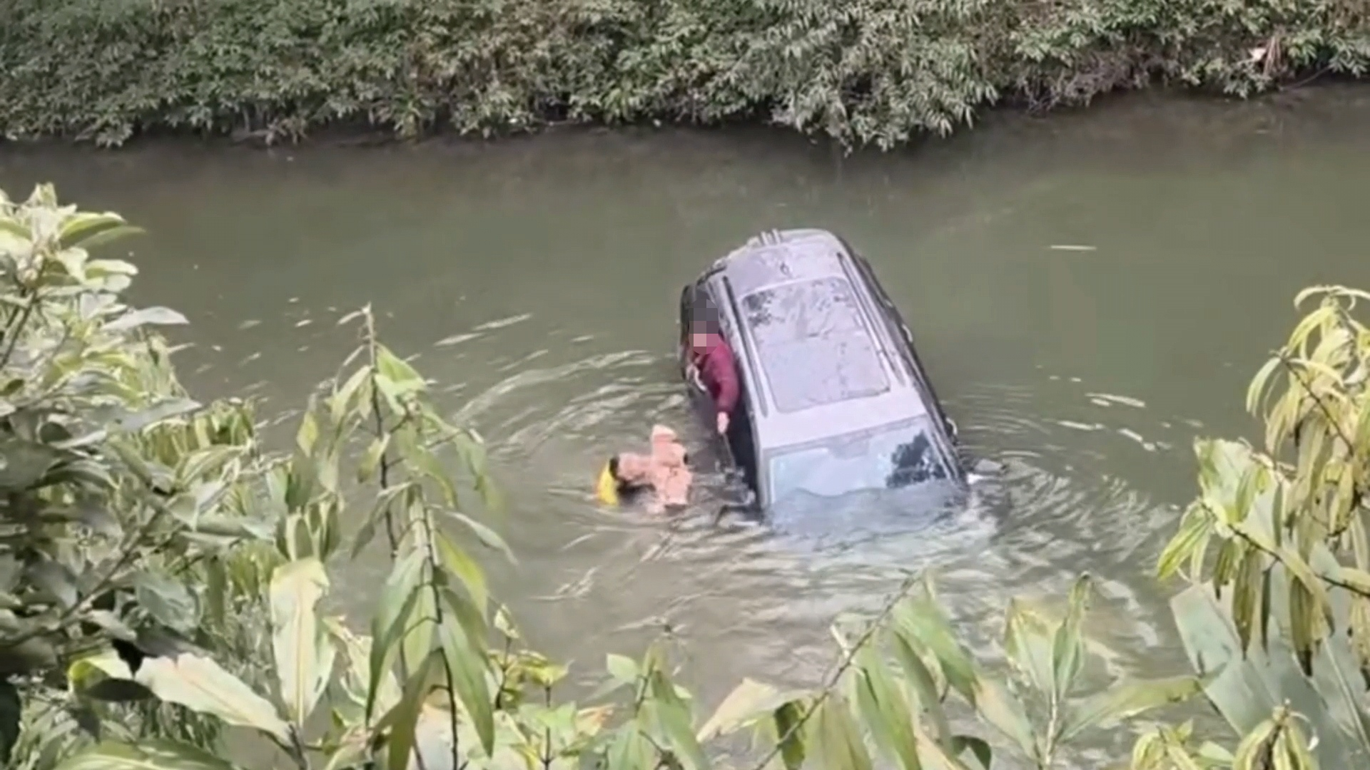 四川威远一车辆坠河3人被困 民警不畏严寒跳河救人丨看见正能量