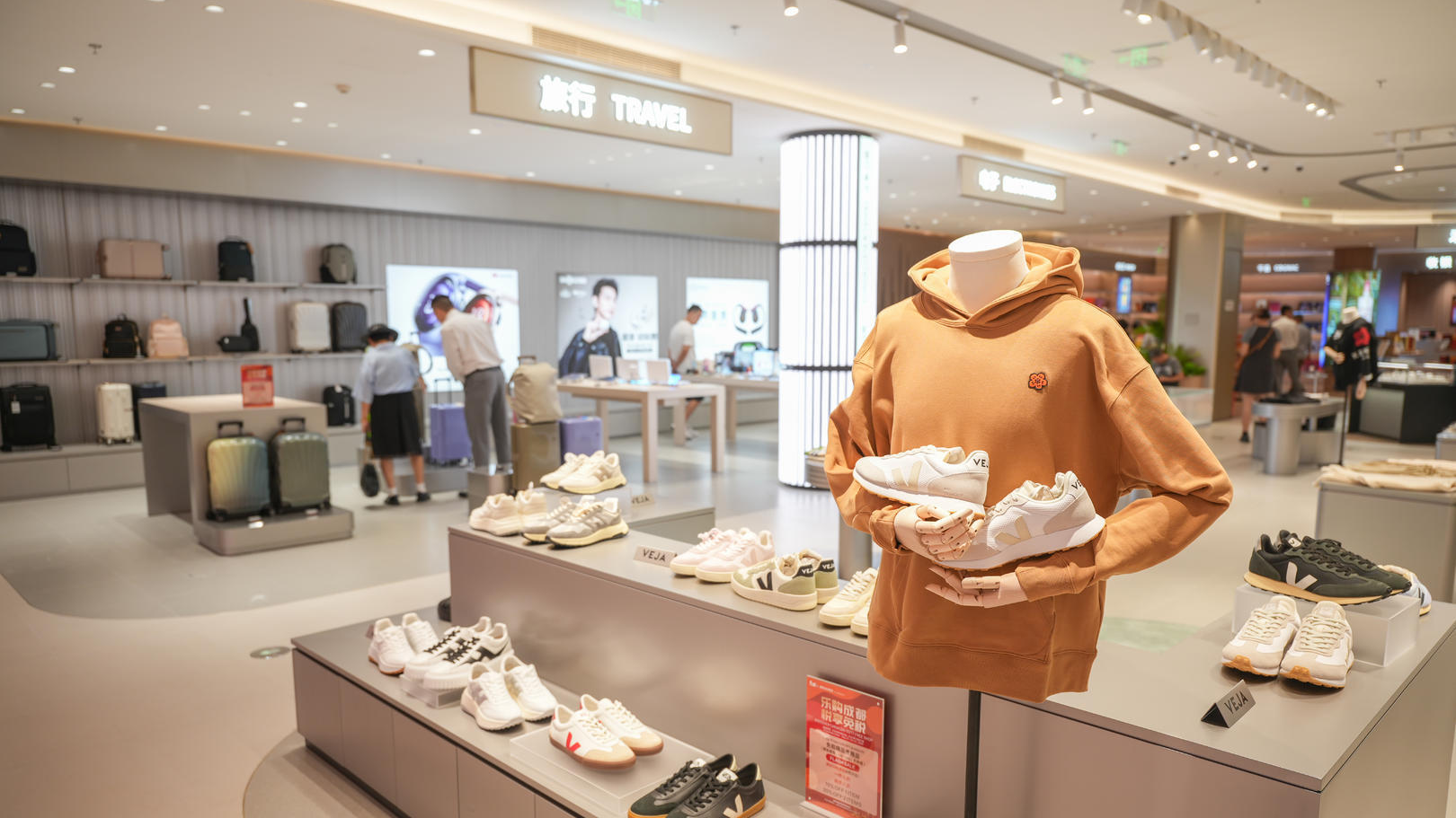 社零总额突破1.1万亿！当年轻人因为一家品牌首店爱上成都→