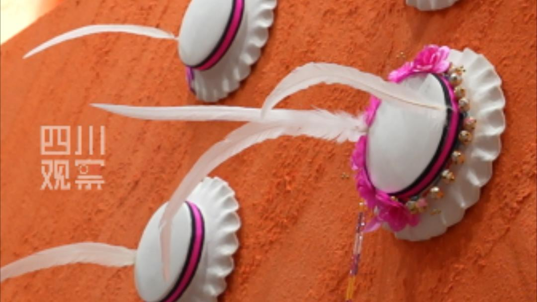 这是一顶会“讲故事” 的毡帽！