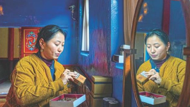 央媒看四川丨卓玛归来——雀儿山下，一个“守艺”女孩的“翻身仗” 