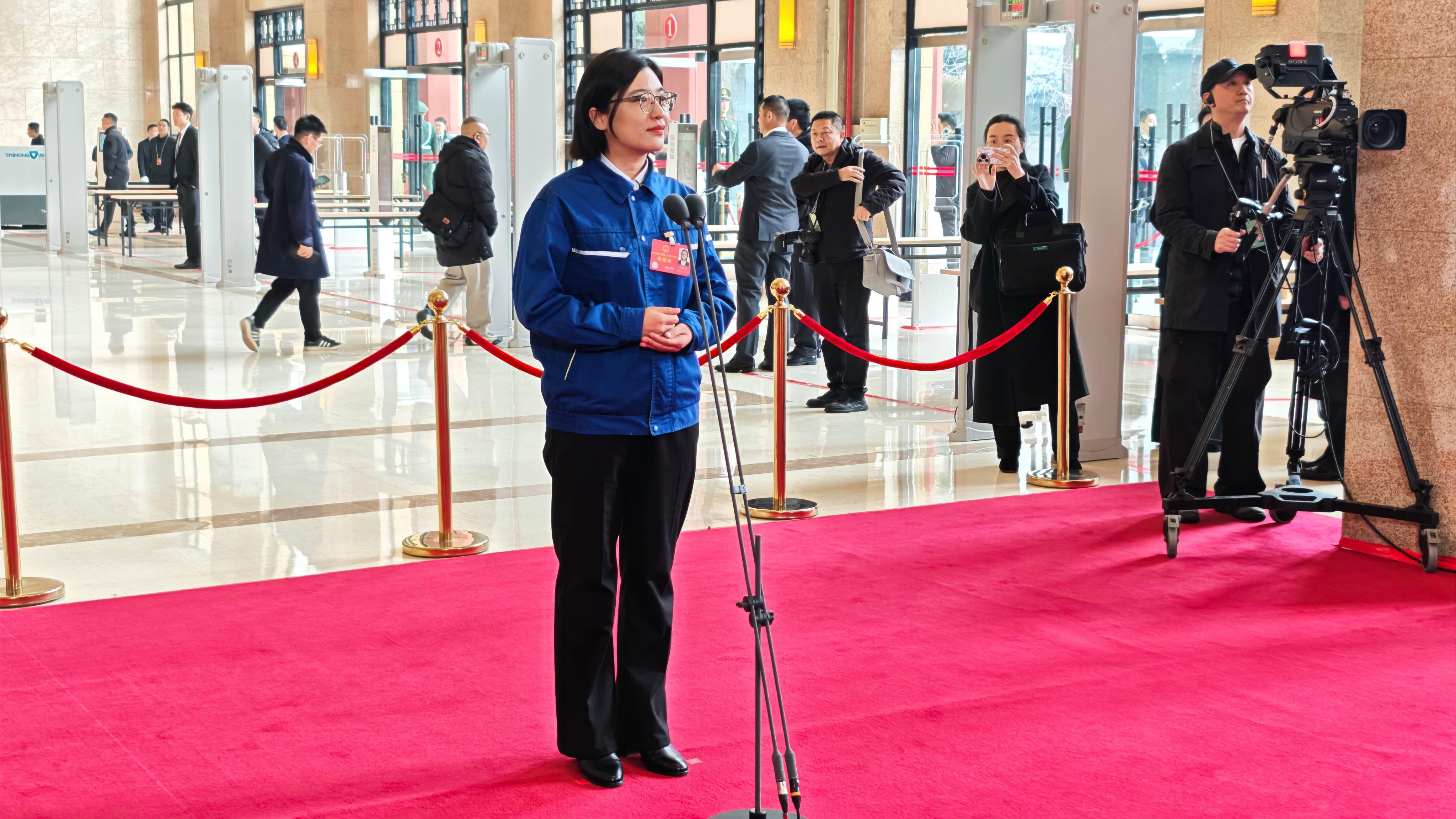 天府融媒看两会丨省两会“代表通道”上 德阳37岁女工程师讲述“争气机”诞生记