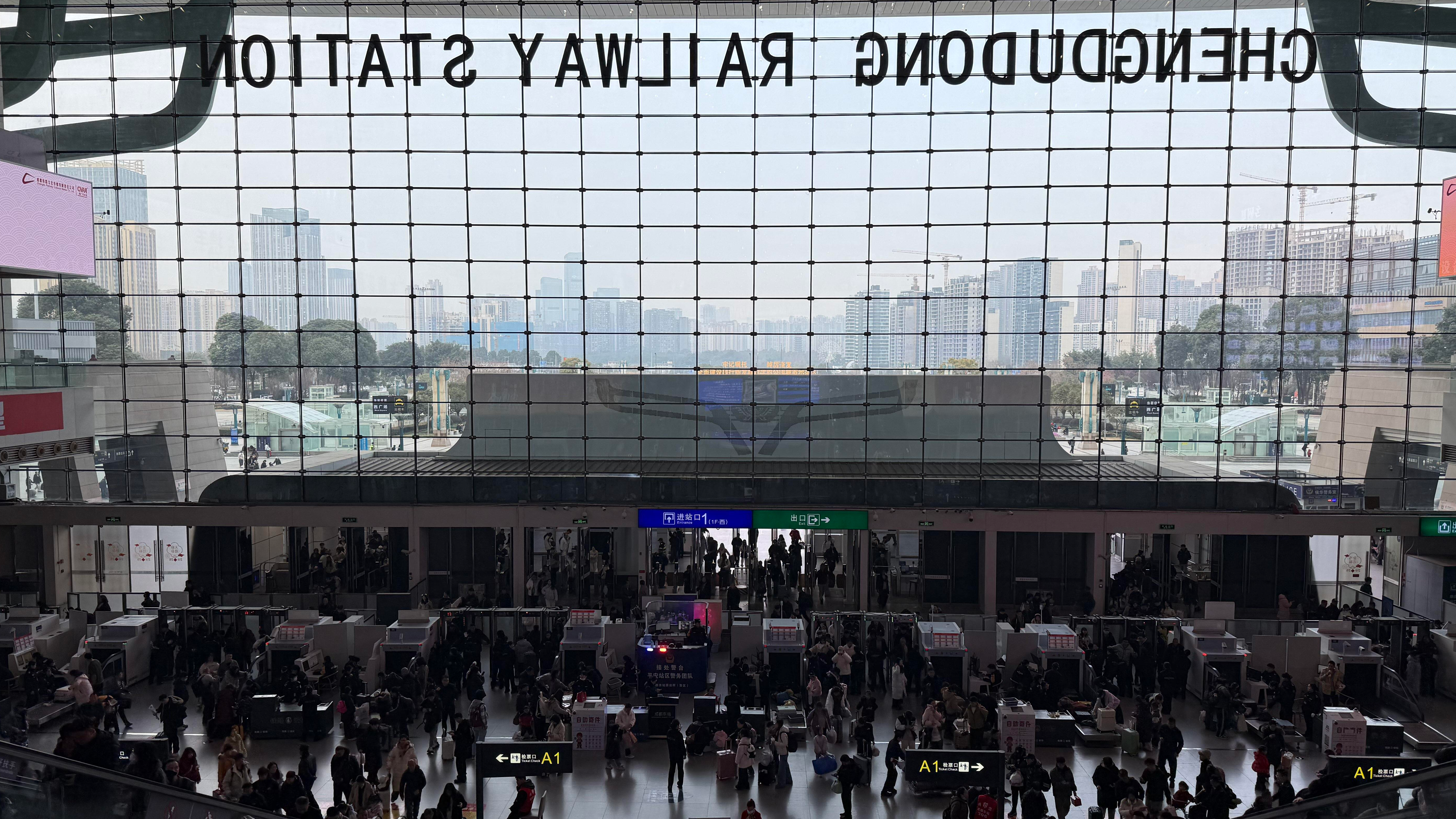 新春走基层丨直击成都春运首日：“站灵子”机器人现身汽车站，AI技术助力机场安检