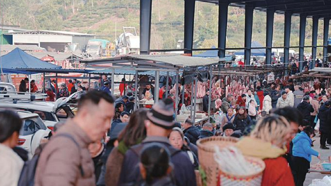 新春走基层丨沐川赶场记：一位老人的背篓与一位青年的镜头