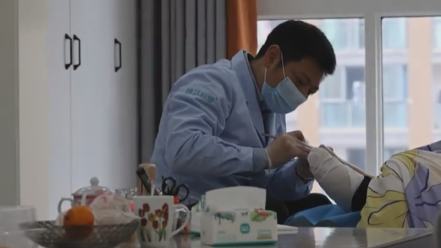 微视频丨在宜宾，我们体验了100种职业：俯身修人足 昂首立此生