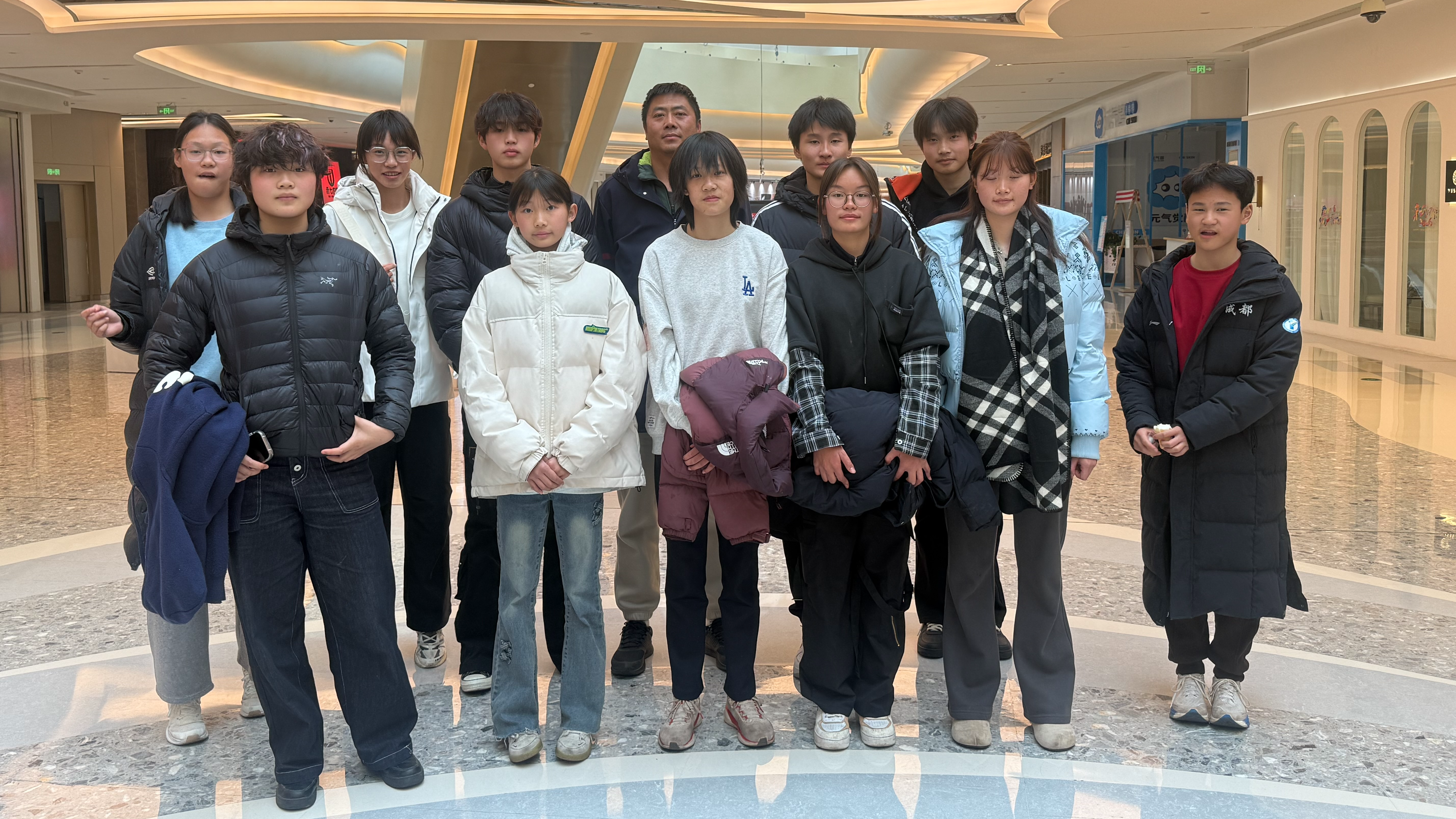 新春走基层丨一名东北教练和14个娃的新春，为何选择在成都的跑道上度过？