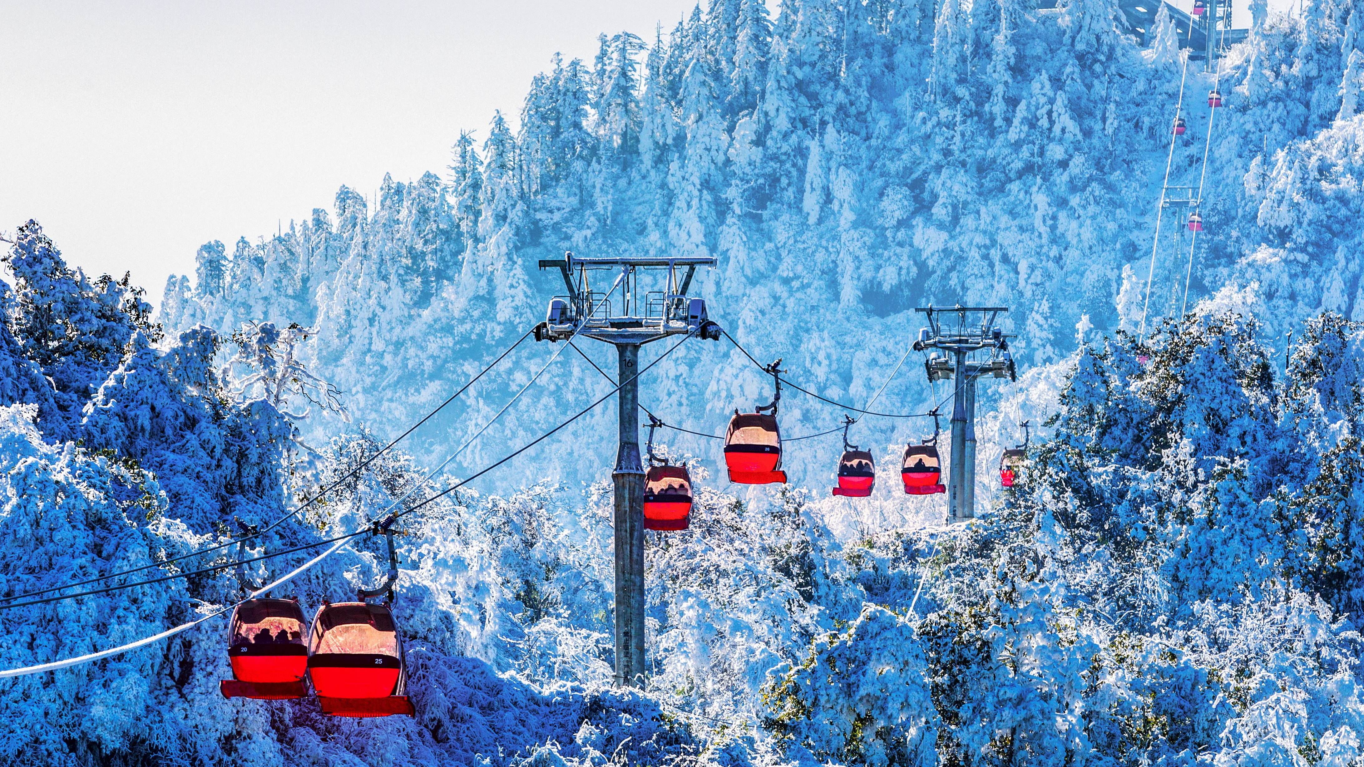 在亚洲最大桌山 体验冰雪奇缘