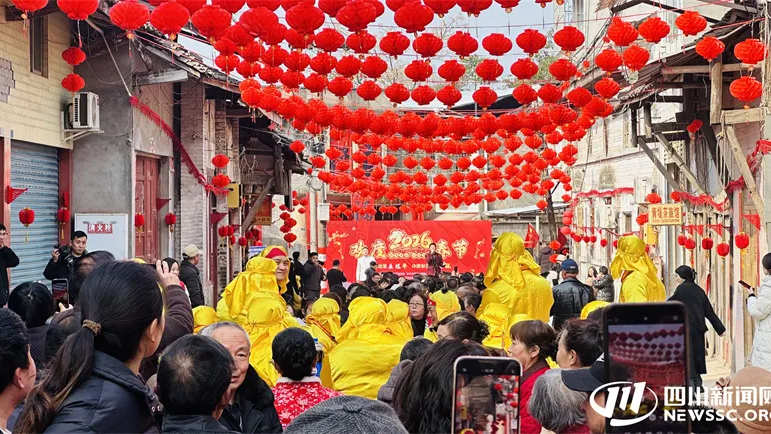 万千气象看四川丨遂宁射洪青堤古镇这场千人团年宴，解锁春节最暖打开方式