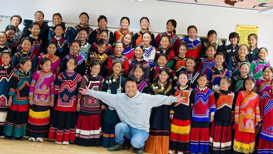 《玉盘》唱响春晚一年后 合唱团多了460个“妞妞”