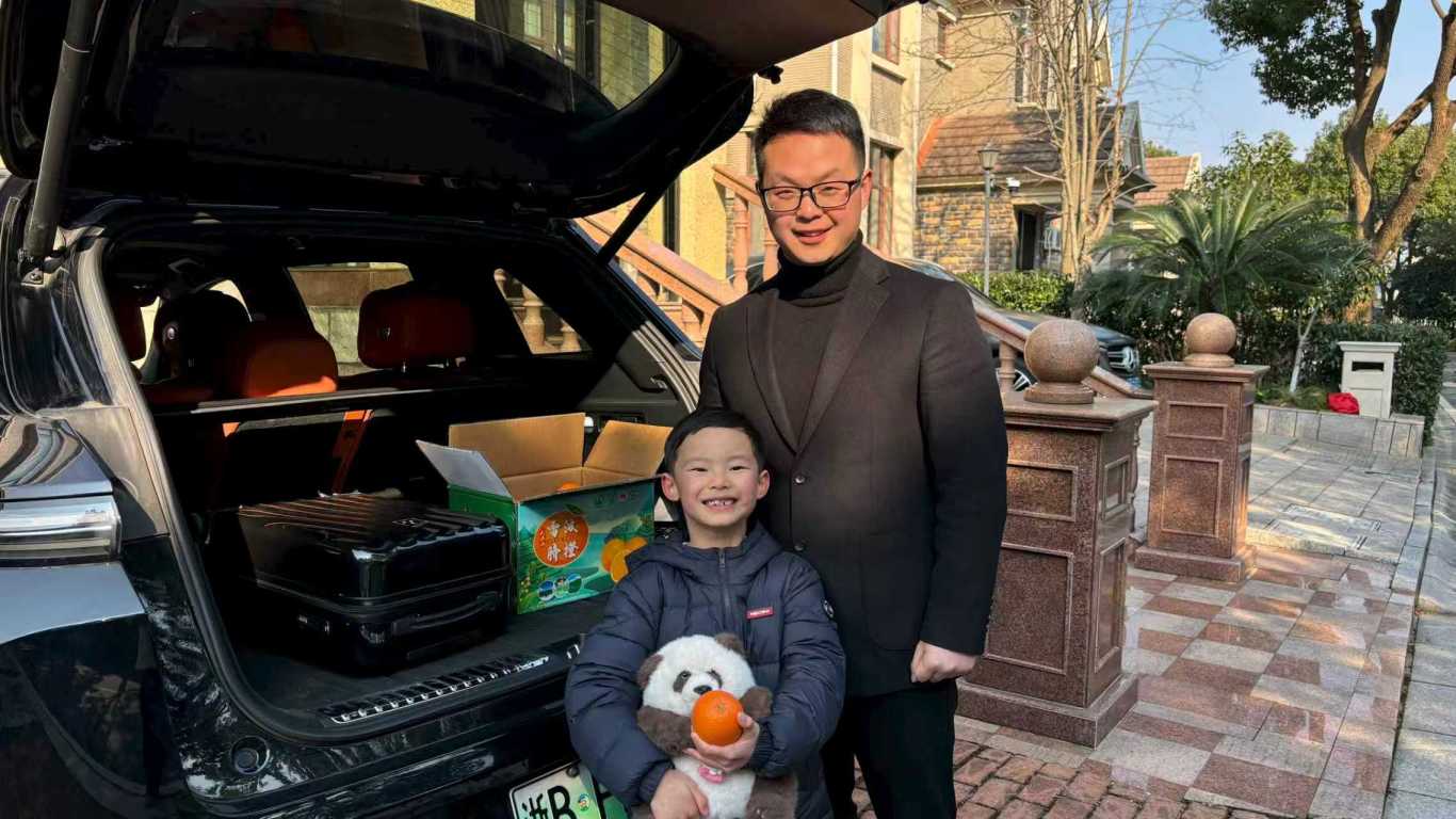 新春走基层丨一位帮扶校长的“甜蜜行李”