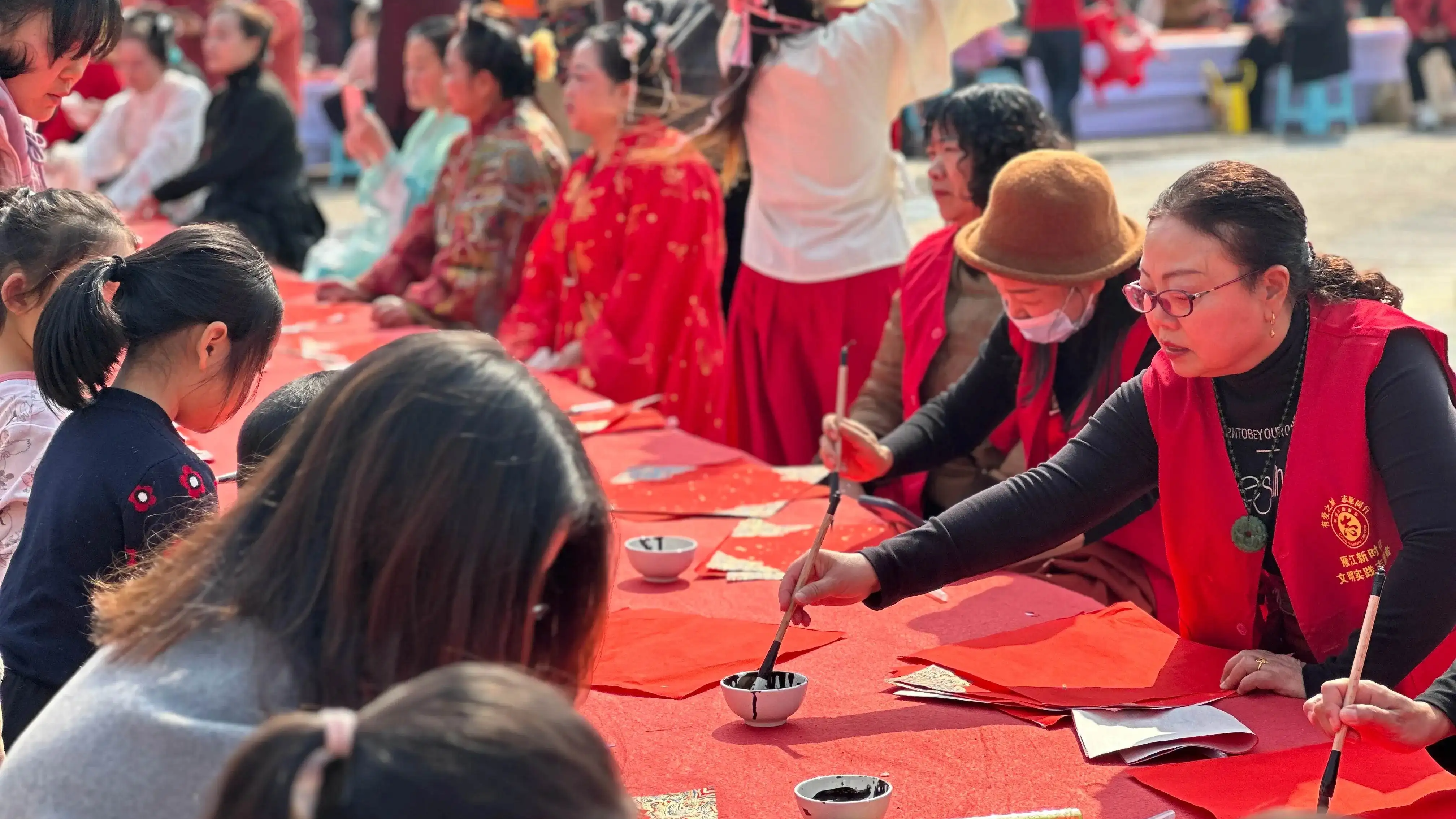 万千气象看四川丨“写”出来的年味！资阳千人拼出25米巨“福”