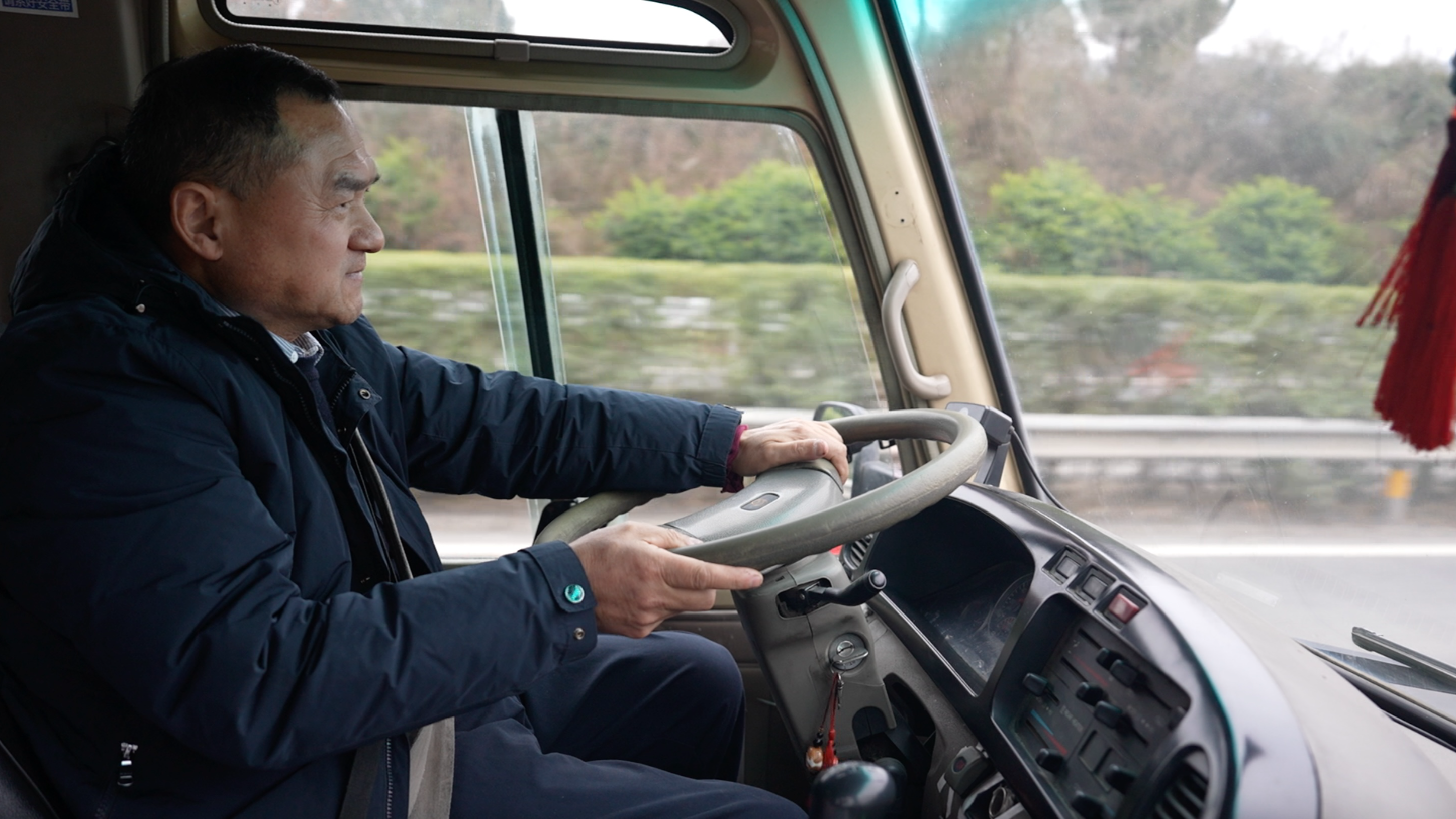 新春走基层丨连续16年在路上，客运司机牟文勇的“春运”故事