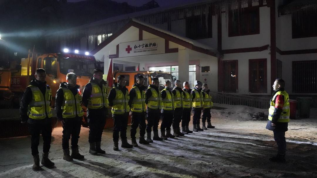 新春走基层丨每天数万人上下的峨眉山，背后有一群“冰雪守夜人”