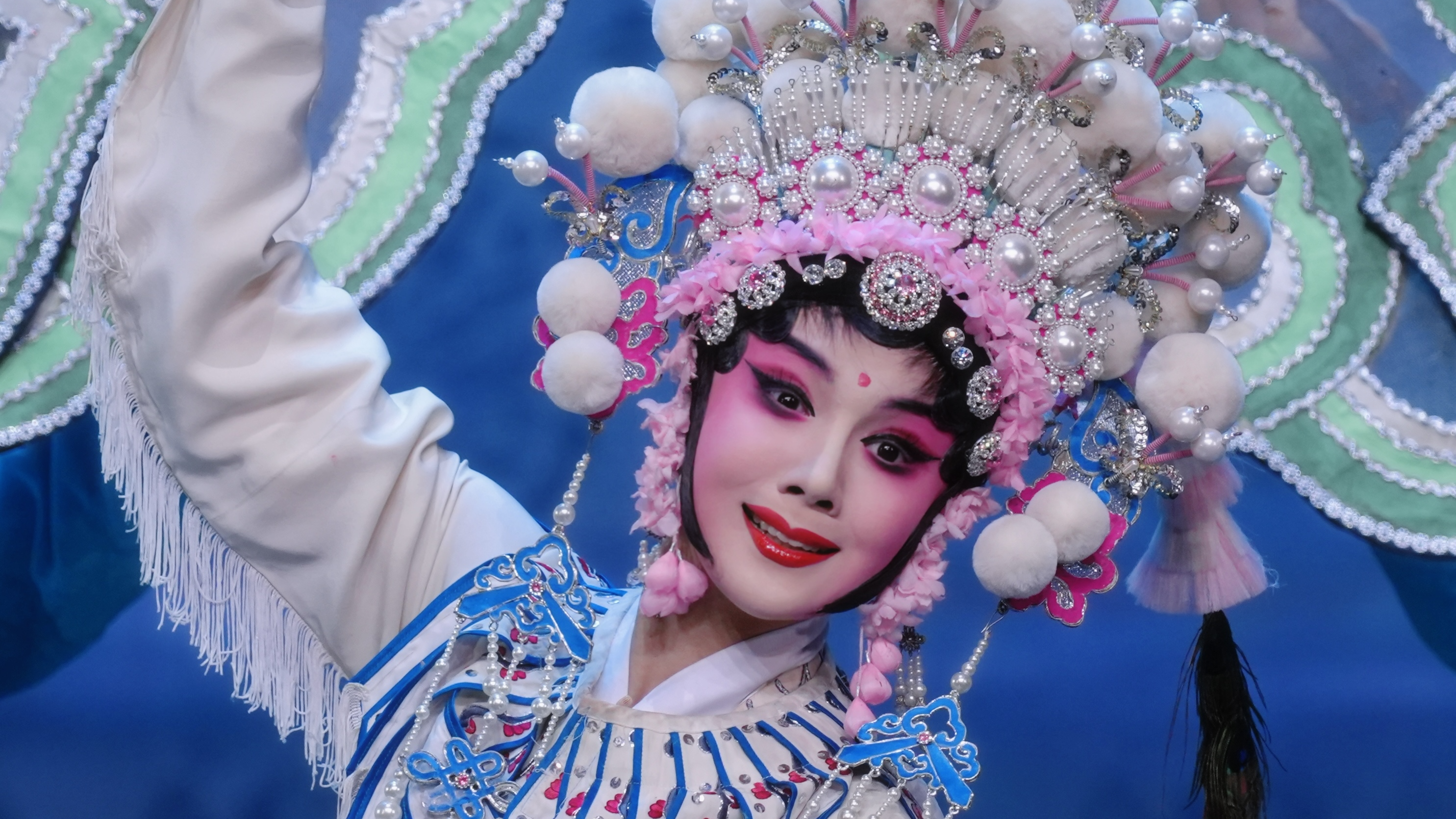 00后川剧女演员赵思雅唱响春晚宜宾分会场