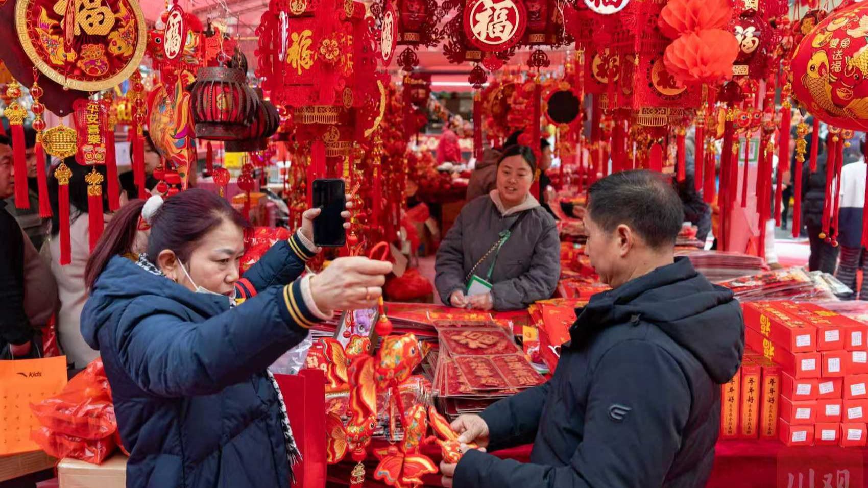 新春走基层丨寸土寸金的闹市，这个摊位“零租金”