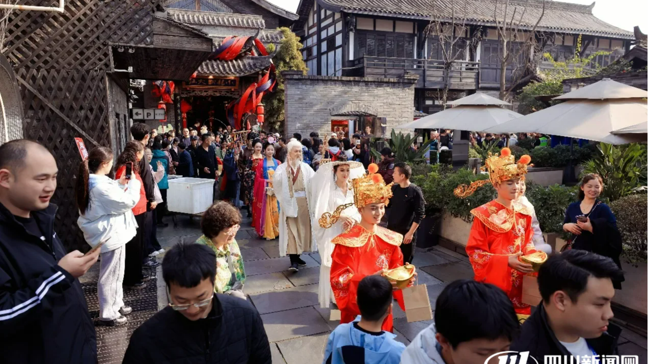 新春走基层｜正月初五机器人迎财神！宽窄巷子传统民俗遇上科技新潮
