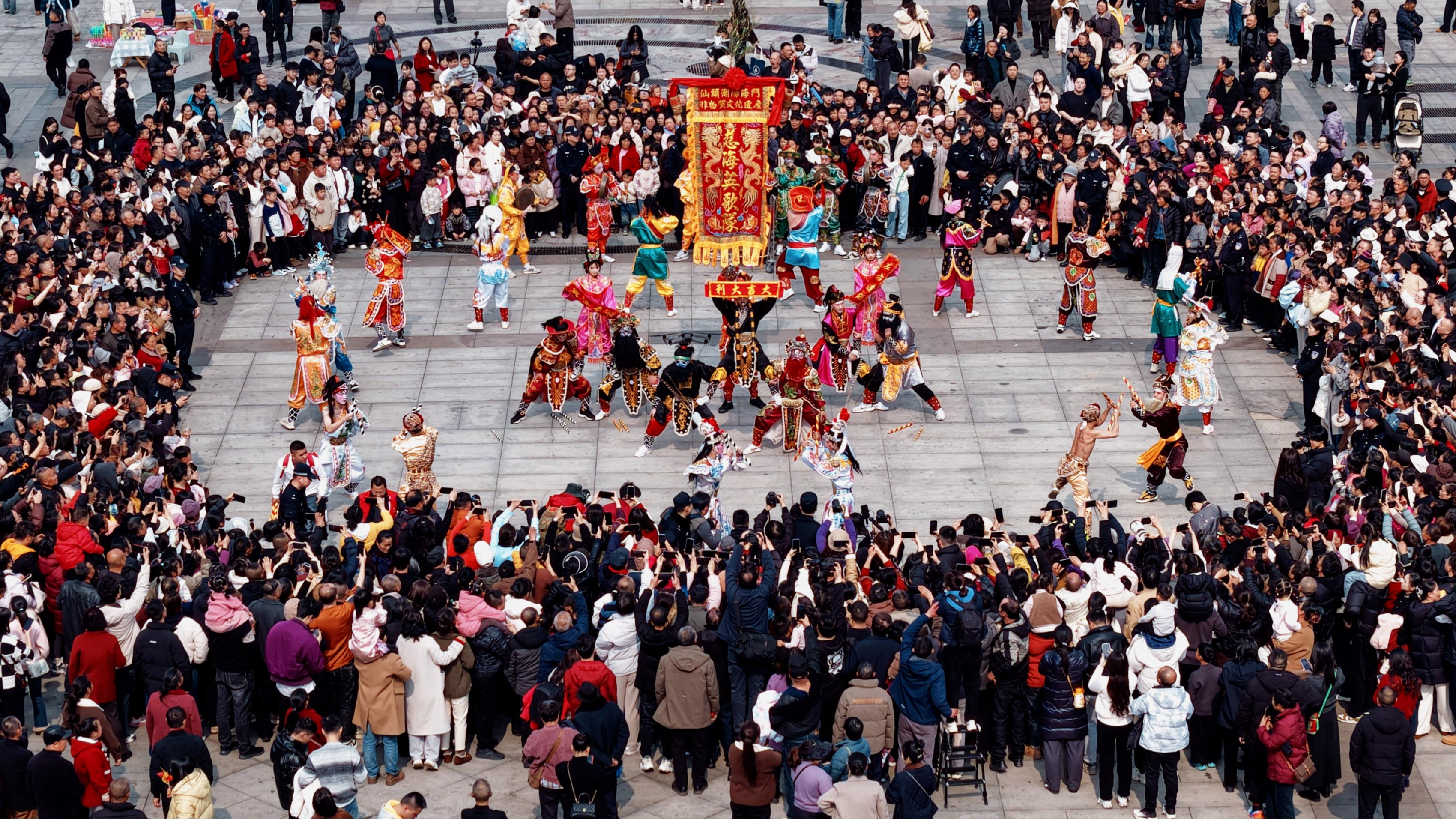 英歌一响万人空巷！十余万人涌入， 这个春节丹棱做对了什么？