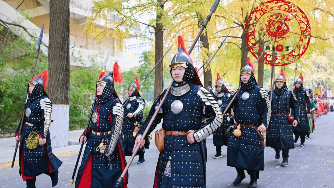 新春走基层丨古城新春里的汉服年轻人：推开那扇门，看见传统文化的富丽堂皇