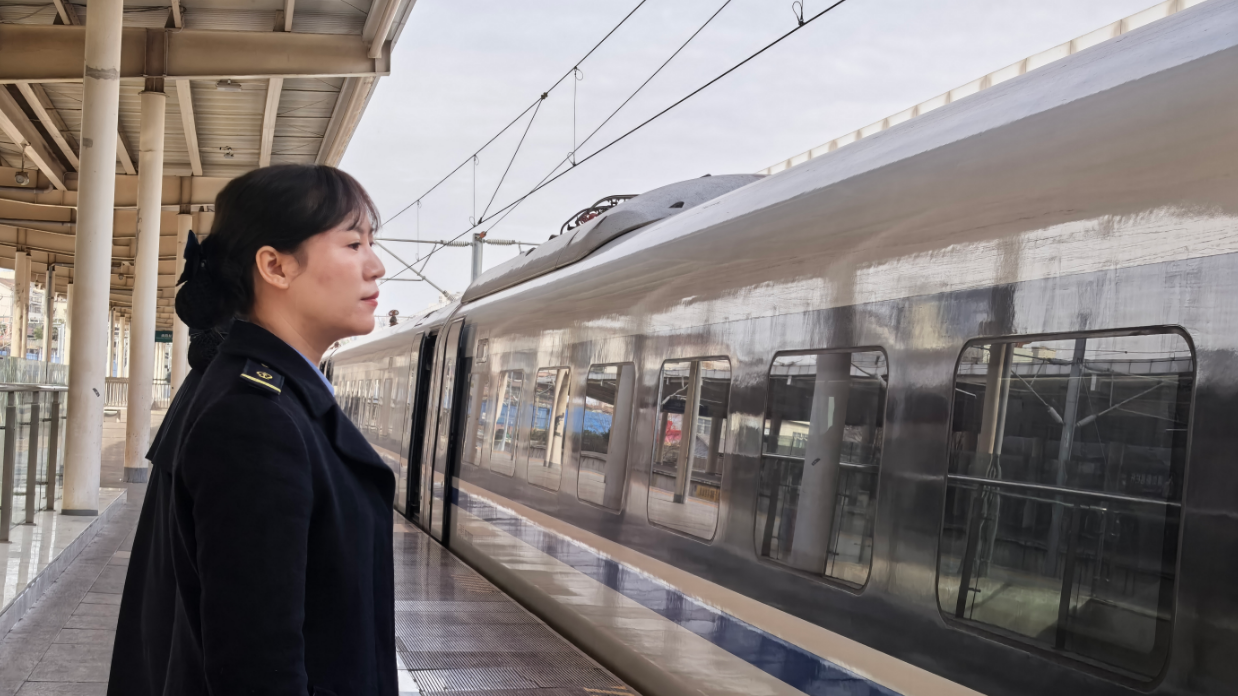 新春走基层丨日均2万步！绵阳春运“铁娘子”守护每一次出发和抵达