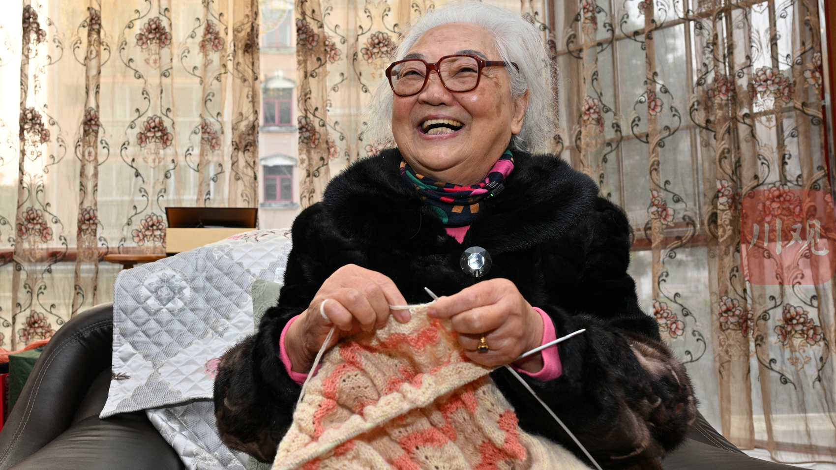 84岁退休医生八年织就245件毛衣，究竟要送给谁？