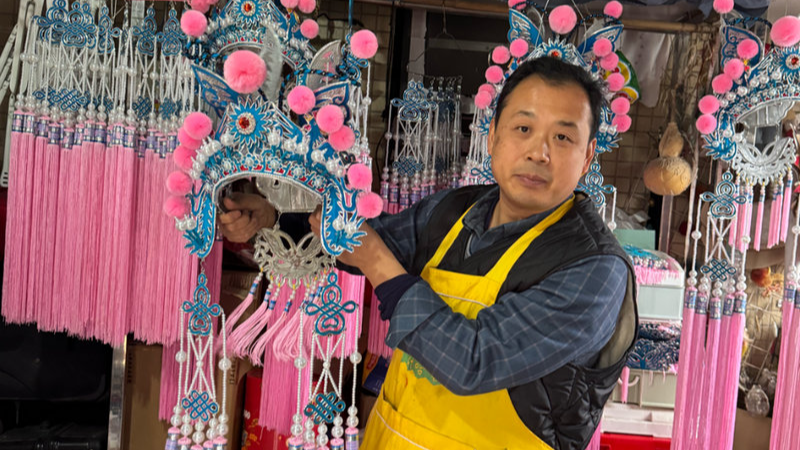 新春走基层丨绵阳“守”艺人汪伟：让川剧盔头“轻”下来，让老手艺“活”下去