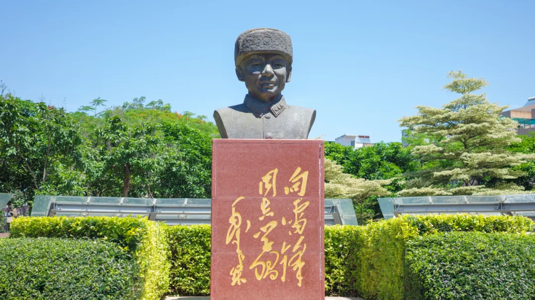 以雷锋精神，答政绩之问