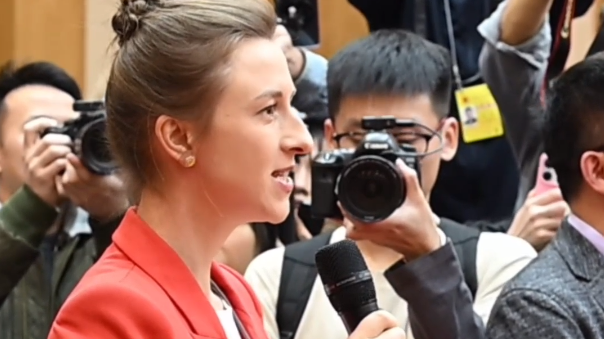 如何推动经济向新向优发展？中阿卫视记者蔼霖娜在两会四川代表团会议上提问