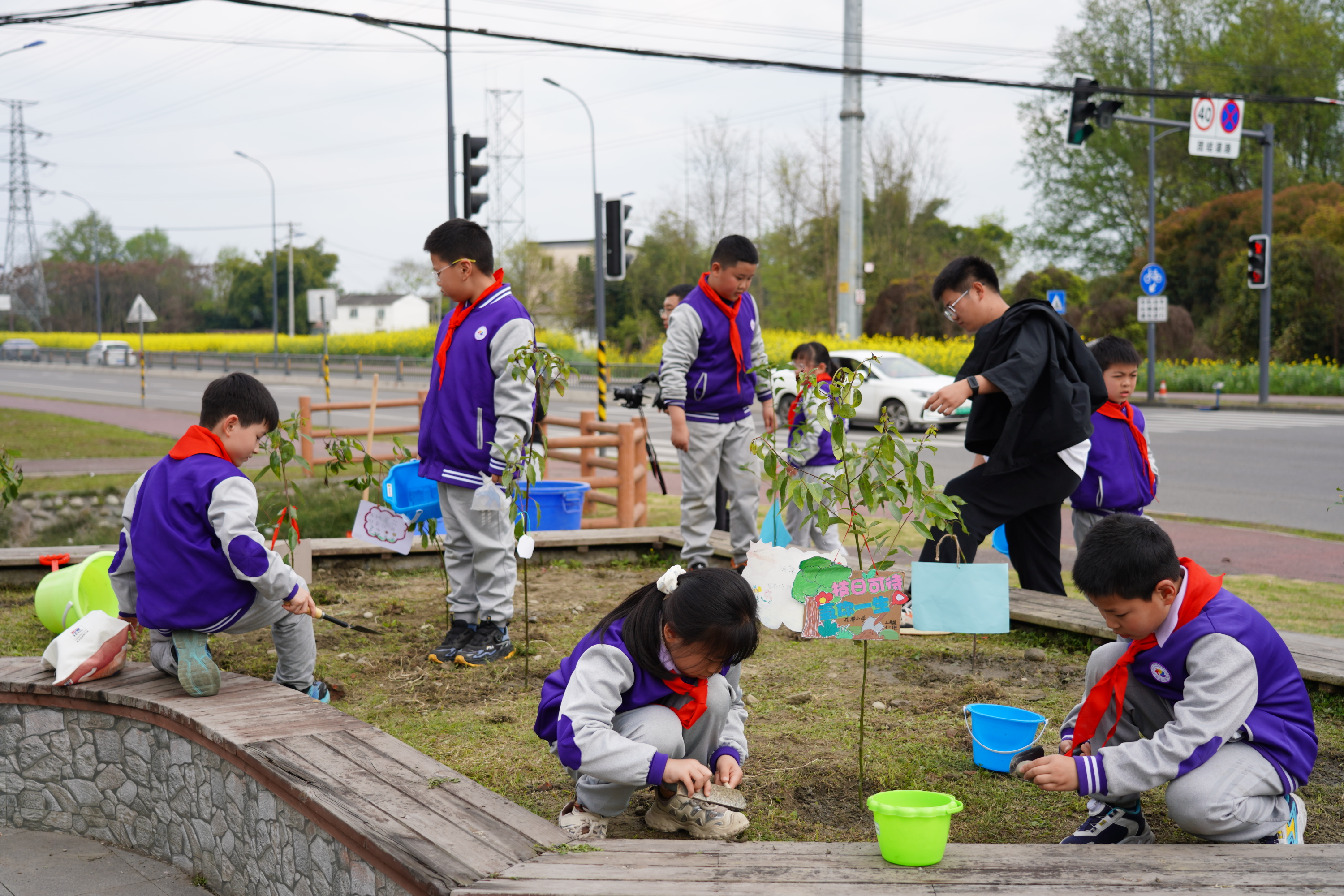 与小树共成长 与春天共绽放  ——区花都小学校开展2026年植树节主题活动