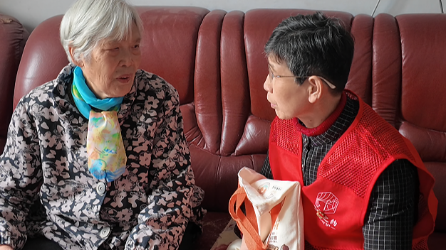 这个“暗号”太暖心！成都社区里的“窗帘之约”守护独居老人