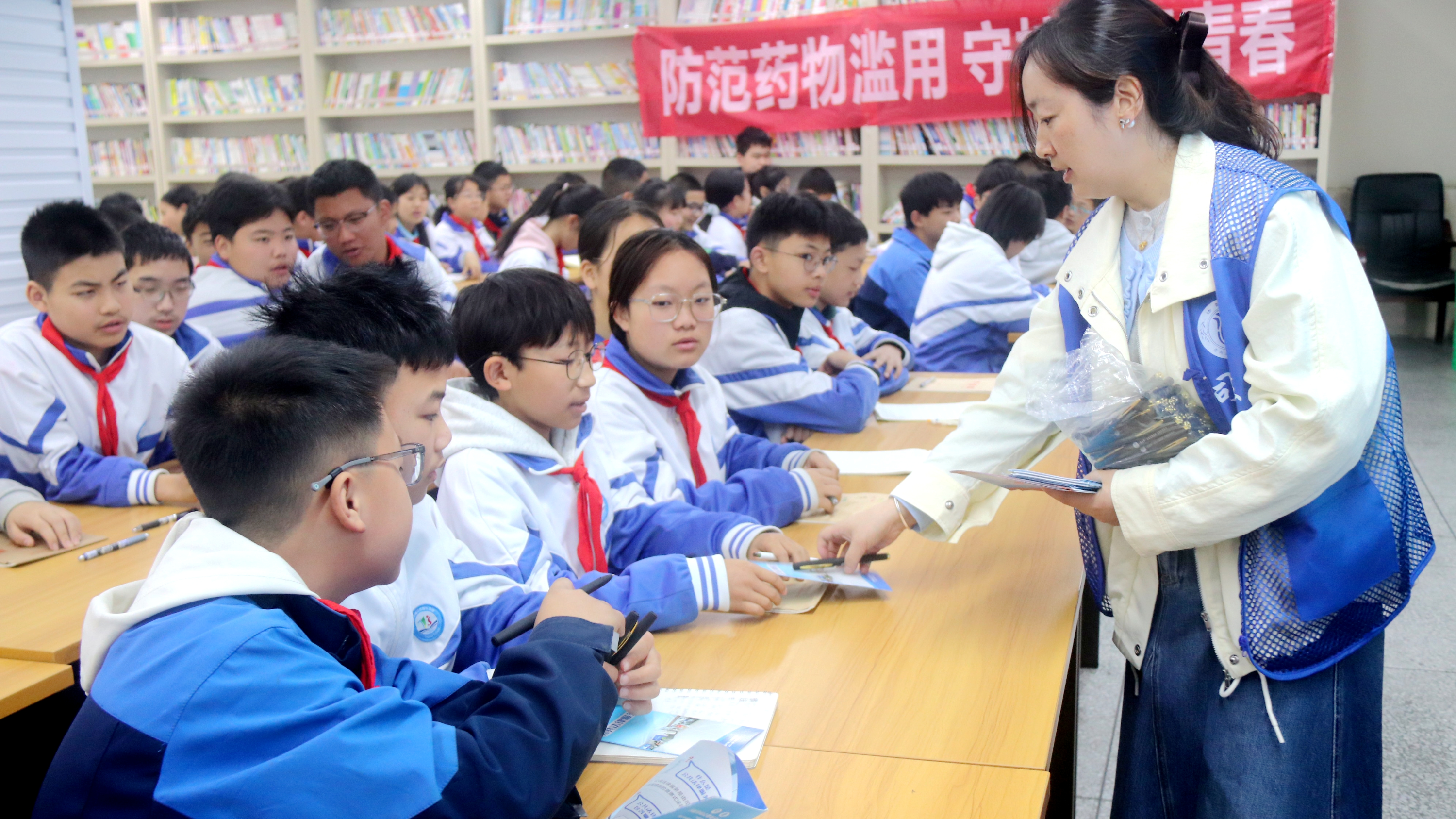 禁毒教育进校园，警犬“助阵”护成长