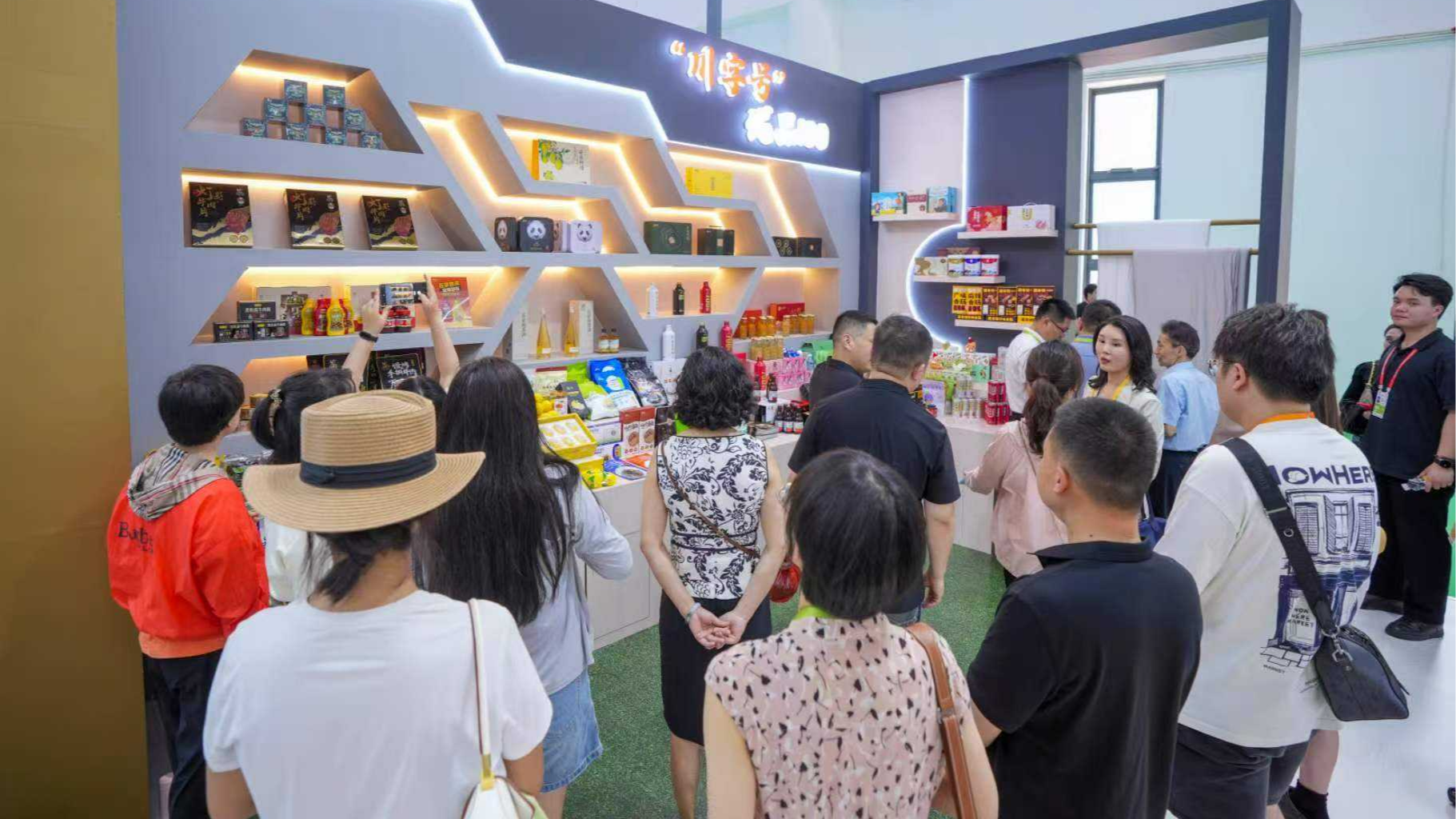 消博会首日，成都“天府好物”遭强势围观