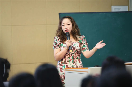 何静副主任.jpg