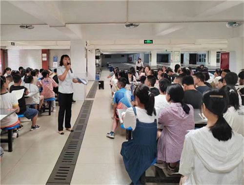 何冬梅主持新生学生会.jpg