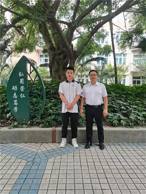 沈翼博与班主任陈鹏老师.jpg
