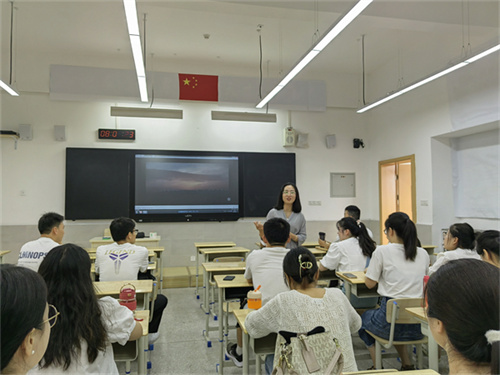 余梅杰老师做培训.jpg