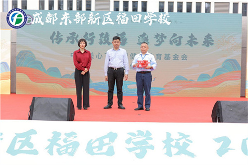 谢校长接受图书捐赠.jpg