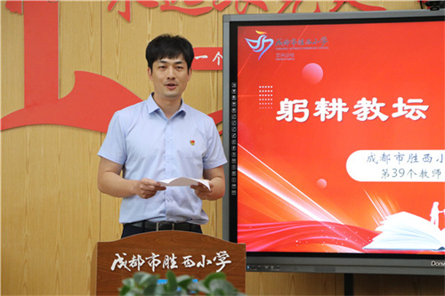 李鹏副校长送祝福.JPG