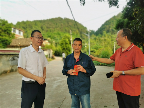 1.慰问退休生病教师.jpg